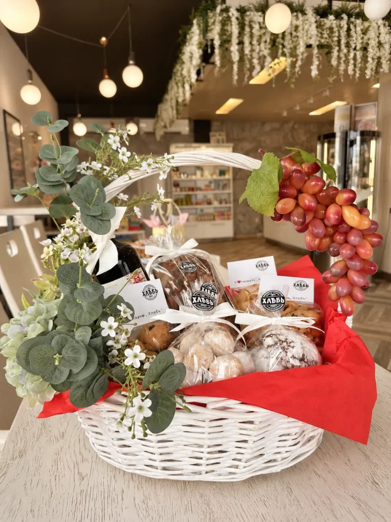 Подаръчна кошница с червена декорация и грозде