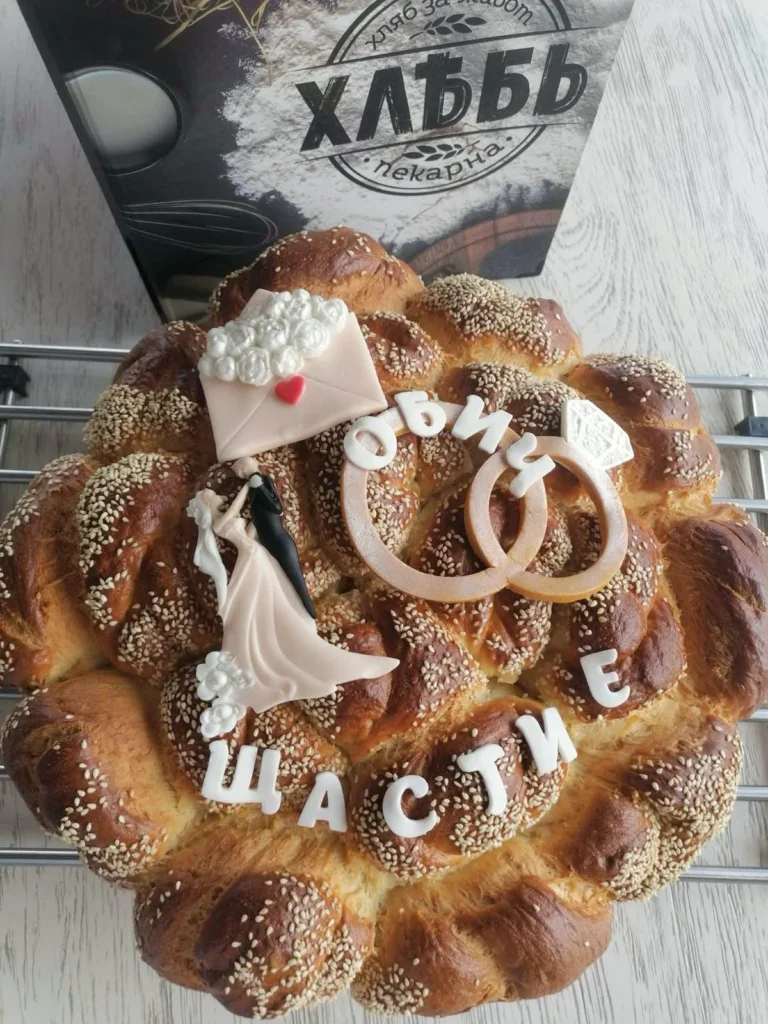 Сватбена погача с празнична декорация